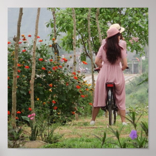 helgdag, ung asiatisk flicka i klänning på cykeln poster