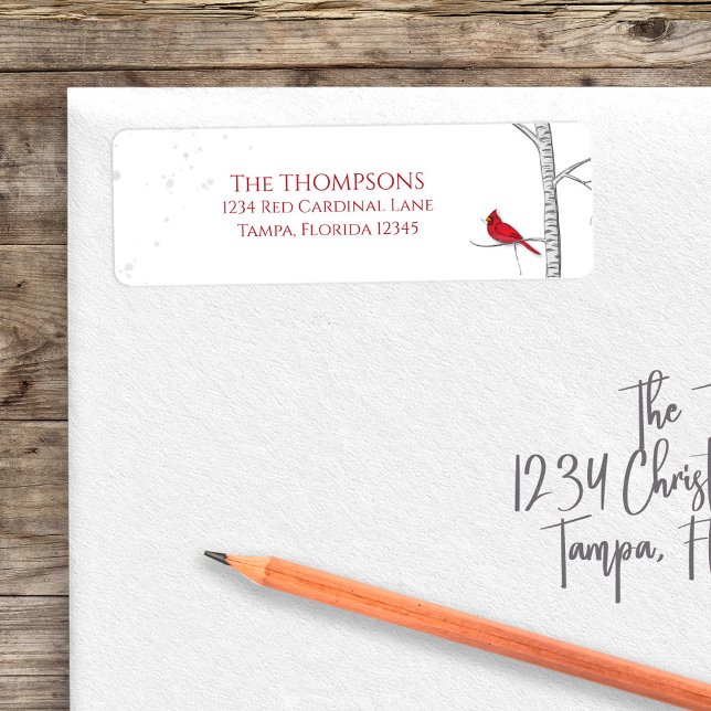 Helgdag Winter Simple Red Kardinal Botanical Returadress Etikett (Simple winter red cardinal in a birch tree woodland theme return address label. )