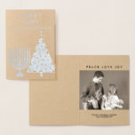 Helgdagsilver glada Chrismukkah tillfogar ditt Folierat Kort<br><div class="desc">Personifiera detta silver omkullkastar det Chrismukkah helgdagkortet - tillfoga precis ditt foto, och namninsida som kortet som använder mallarna, g. Bekläda läser den GLADA LYCKLIG CHRISMUKKAH med en rolig Hanukkah menora och julgransida - by - sidan. Denna blandade familj Julhälsningar kortet är ett härligt långt som skapar nya familjtraditioner och...</div>