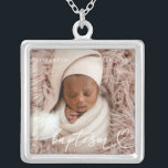 Heliga Baptism Elegant Modern Chic Heart Baby Phot Silverpläterat Halsband<br><div class="desc">Den här enkla och moderna designen består av serif-typografi och lägger till ett foto av anpassningsbarna,  lägg till baby namn och månad och år av baptism</div>