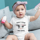 Heliga Cow jag är Cute Girl Baby Bodykostym T Shirt<br><div class="desc">En söt baby-ko med en rosa blomma illustreras av en söt-ko med en färsk dräkt för nyfödd baby. I texten står det "heliga ko jag är söt".</div>
