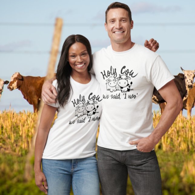 Heliga Cow Vi Ledsen I Moo Cow Thed Bröllop T Shirt (Holy Cow We Sad I Moo Cow Themed Wedding T-Shirts from Ricaso. Gift ideas for newly weds. Cute cows)