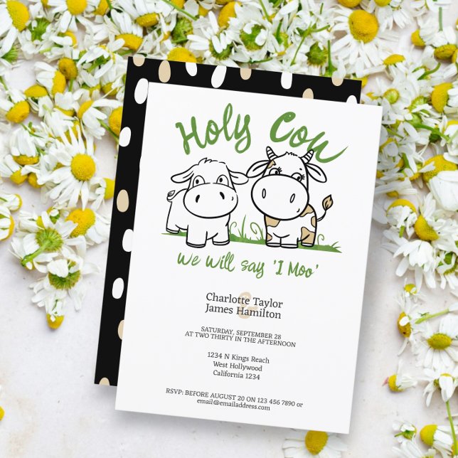 Heliga Cow Vi säger att jag heter Moo Bröllop Inbjudningar (Holy Cow We Will Say I Moo Wedding Invitations from Ricaso. Cute cow couple with funny pun saying)