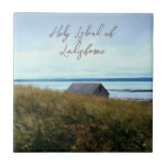 Heliga Island Lindisfarne Cottage ceramic Tile Kakelplatta<br><div class="desc">Ett gammalt mysterium...  Ett foto som jag tog på denna tidvattensö i norra England,  gynnad av både Pagan och kristna pilgrimer. Skapa en fotovägg. Se på fler av mina plattor. Mitt Instagram namn är Linandara.</div>