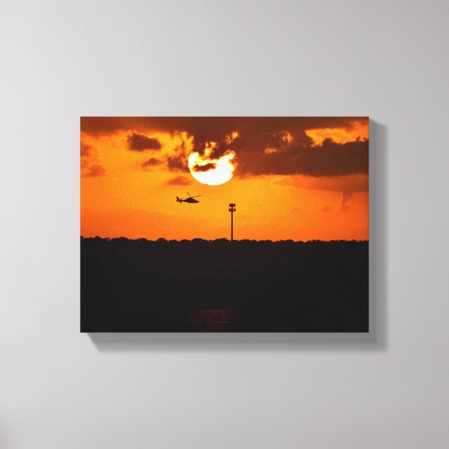 Helikopterflygning vid solnedgång canvastryck (Framsida)