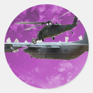 Helikoptern tankar från C-130 Runt Klistermärke