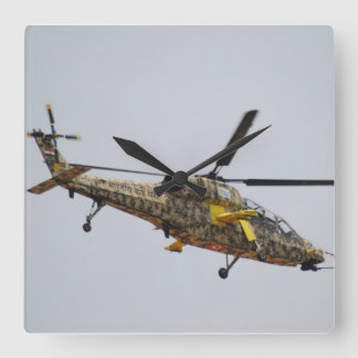 Helikoptern tar tid på fyrkantig klocka