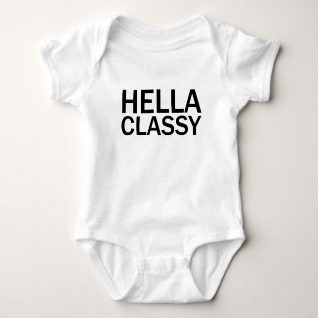 HELLA CLASSY Rolig Oartig T-Shirt Med Versaler (Framsida)
