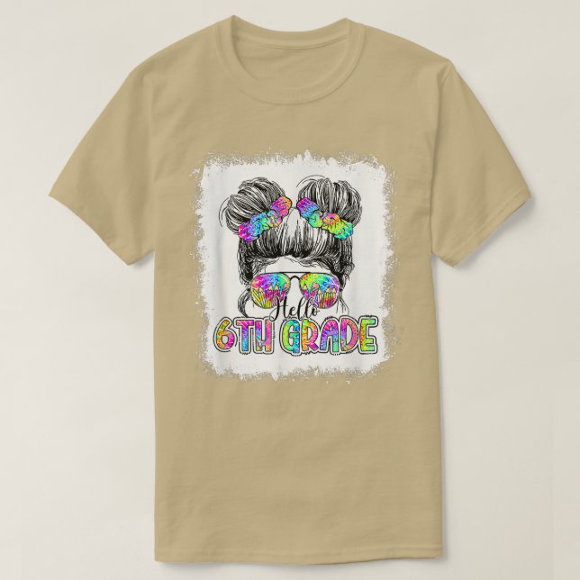 Hello 6th Grade Messy Bun Girls Tie Dye Cute Back  T Shirt (Design framsida)