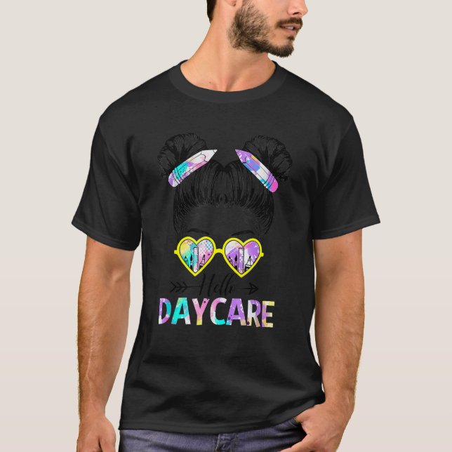 Hello Daycare Tie Dye Messy Bun Kids Back To Schoo T Shirt (Framsida)