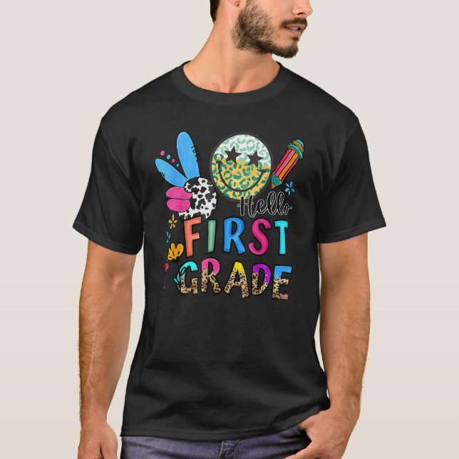 Hello First Grade  1st Grade Back To School Boy Gi T Shirt (Framsida)