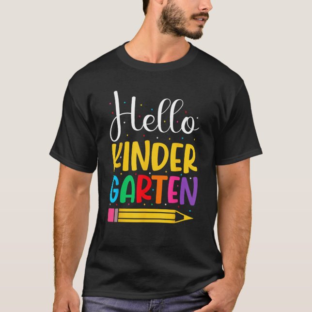 Hello Kindergarten Team Kinder Happy First Day of  T Shirt (Framsida)