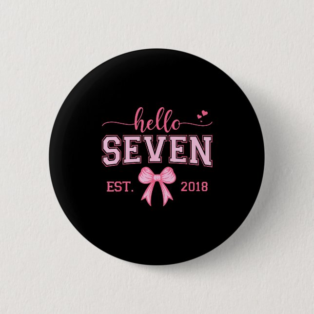 Hello Seven Est 2018 Coquette Bow 7th Birthday Gir Knapp (Framsida)