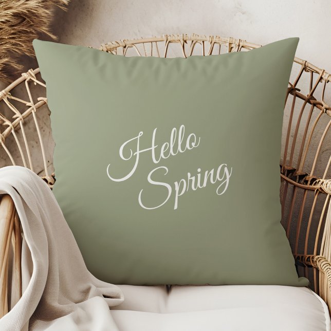 Hello Spring Sage Green Throw Pillow Kudde (Hello Spring Sage Green Throw Pillow in a  boho neutral rattan armchair.)