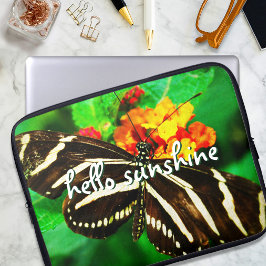 Hello Sunshine Skrift Svart Vit Randig Fjäril Laptop Sleeve