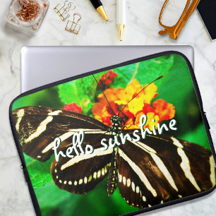 Hello Sunshine Skrift Svart Vit Randig Fjäril Laptop Sleeve