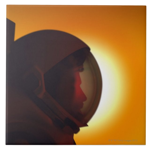 Helmeted astronaut mot solen kakelplatta (Framsidan)