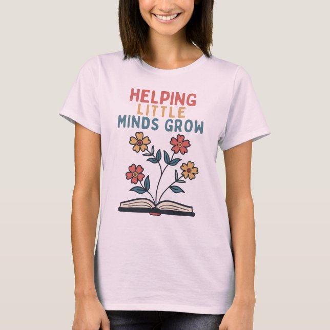 Helping Little Minds Grow – Inspirational Teacher T Shirt (Framsida)