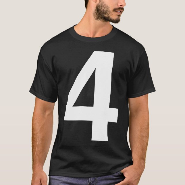 Helvetica fyra på mörkar tee (Framsida)