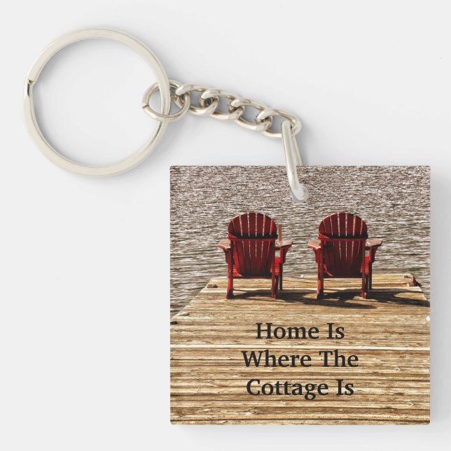 Hem är där stugan är röda Adirondack-stolar (Framsidan)