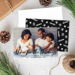 Hem för Helgdagarna Black Modern Script Photo Julkort<br><div class="desc">"Hem för Helgdagarna" - julfotokortsdesignen har ett modernt skript med svart penselskrift tillsammans med anpassningsbar som kan vara personlig som övertäckning med ett favoritfoto i vågrät hemma. En modern vinter mönster går bakåt på kortet. Den mjuka svarta bakgrunden färg på baksidan kan ändras.</div>