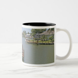 Hem och bryggor på kanal Marco Island Florida Två-Tonad Mugg