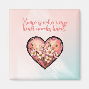 Hemma är där mitt hjärta jobbar hårt Mamma Design Magnet