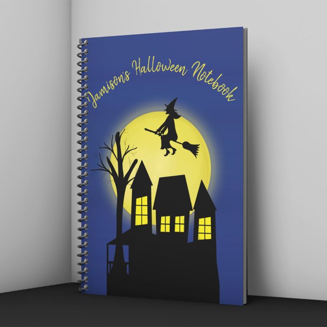 Hemma hus och flygande väst med månljus anteckningsbok (Personalized Halloween notebook with witch flying over haunted house and glowing moon.)
