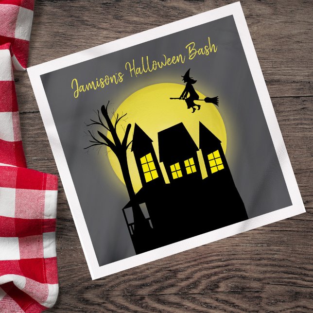 Hemma hus och flygande väst med månljus pappersservett (Personalized Halloween bash napkin with haunted house and witch.)