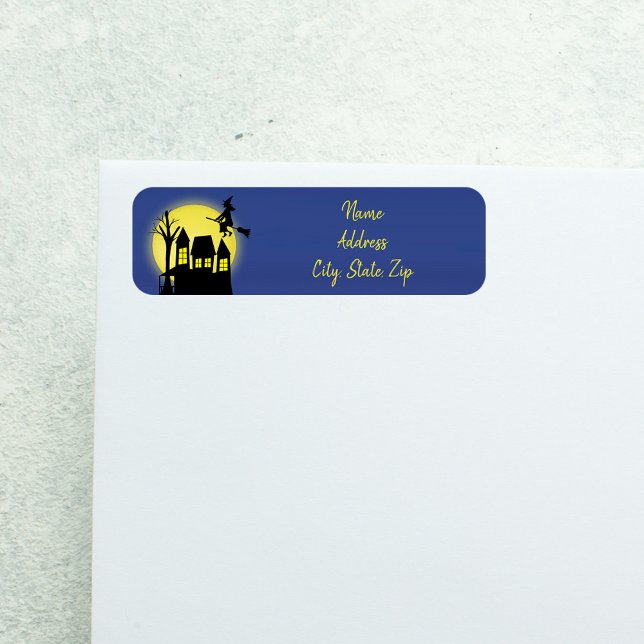 Hemma hus och flygande väst med månljus returadress etikett (Spooky Halloween return address label with haunted house and flying witch.)