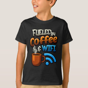 Hemmakontorhumor som drivs av kaffe och wifi-dista t shirt