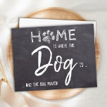 Hemmet är där Hund är Vi har flyttat Flytta Meddelande Vykort<br><div class="desc">Hemmet är där Hund är ... och hund flyttat! Låt din bästa vän tillkännage din rörelse med det här söta och rolig hund flyttan-annonskortet på en rustik schalkboard-platta. Anpassa baksidan med namn och din ny adress. Detta meddelande om flytta av sällskapsdjur är ett måste för alla hund, hund, pappor och...</div>