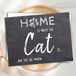 Hemmet är där katt är Vi har flyttat Cat Announcem Vykort<br><div class="desc">Hemmet är där katten är och katten flyttat! Låt din bästa vän tillkännage din rörelse med det här söta och roliga reklamkortet för flytta av katt på en rustik schalkboard-platta.. Anpassa baksidan med namn och din ny adress. Detta tillkännagivande om kattens flytta är ett måste för alla kattälskare mammor, pappor...</div>