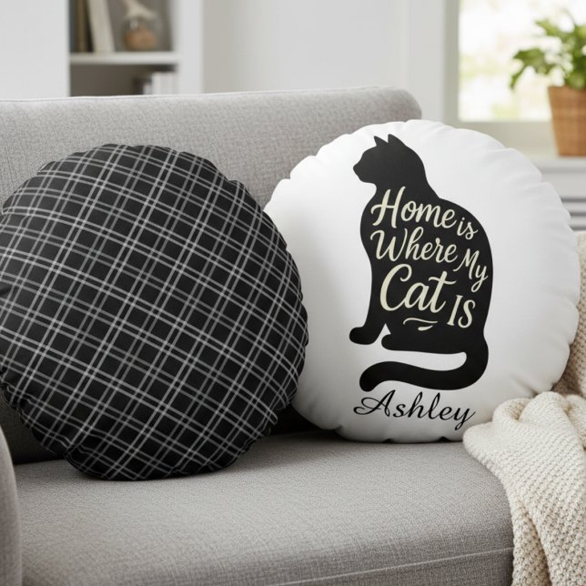 Hemmet är där min katt är svart silhuett rund kudde (Black and white cat silhouette round pillow for the cat mom — a cozy birthday gift idea.
)
