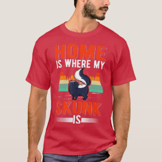 Hemmet är där min Skunk är Skunk (1) T Shirt