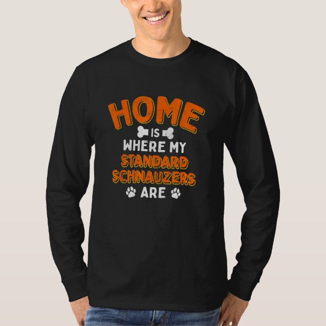 Hemmet är där min standard schnauzer är hundpappa t shirt (Framsida)
