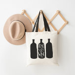 Hemmet är Vin. Tygkasse<br><div class="desc">Hem är vin! Lustigt i texten står den formulering som finns i handskriven text stil i en svart illustration av vin flaska. Koordinerande tillbehör som finns i vår butik!</div>