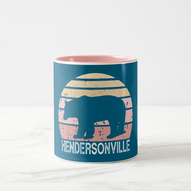 Hendersonville North Carolina Retro Bear Två-Tonad Mugg (Center)