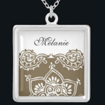 Henna Monogram Silver Necklace Silverpläterat Halsband<br><div class="desc">Snygg Henna Design Sterling silver Necklace. Underbar som bröllopsförmån,  bröllop-gåva,  födelsedagspresent eller helgdag. Byt namn,  lägg till ett monogram eller inte ha namn alls. Du kan ändra text/färg i ditt namn.</div>