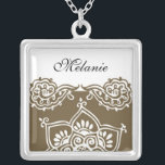 Henna Monogram Silver Necklace Silverpläterat Halsband<br><div class="desc">Snygg Henna Design Sterling silver Necklace. Underbar som bröllopsförmån,  bröllop-gåva,  födelsedagspresent eller helgdag. Byt namn,  lägg till ett monogram eller inte ha namn alls. Du kan ändra text/färg i ditt namn.</div>