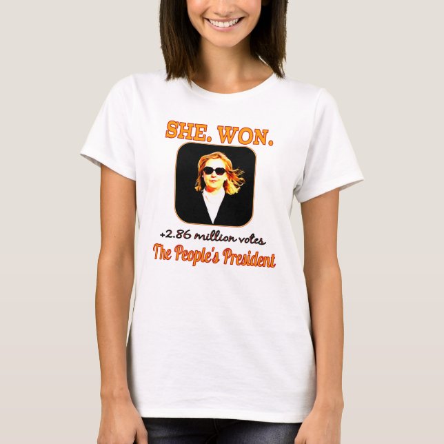 HENNE. SEGRAT.  t-skjorta Tee Shirt (Framsida)