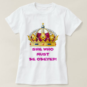 Henne som måste lydas t shirt