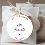 Hennes favoritprogram Trendig Bröllop Candy Favor- Runt Klistermärke<br><div class="desc">Hennes favorit Trendig Bröllop Candy Favor Anpassningsbar Classic Round Sticker</div>