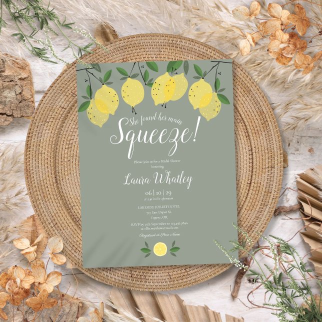 Hennes huvudsakliga Möhippa för Lemon Sage-Grönt Meddelande Vykort (Her Main Squeeze Lemon Sage Green Bridal Shower Announcement Postcard)