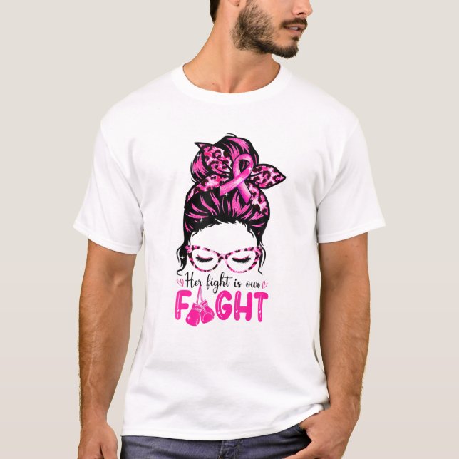 Hennes kamp mot vår familj Bröstcancermedvetenhet T Shirt (Framsida)
