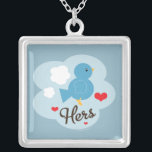Hennes kärlekfågelhalsband silverpläterat halsband<br><div class="desc">Dessa som matchar hans och hennes kärlekfågelsmycken,  halsband,  t-skjortor,  utslagsplatser,  brevpapper,  muggar och mer minnessaker,  gör den perfekta valentin dag,  årsdag,  eller gifta sig gåvan för det gulligt koppla ihop förälskat. En blåttfågel som omges av hjärtor och moln på dräkt,  och presenter för honom och henne.</div>