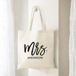 Hennes mycket egna Personlig Tygkasse<br><div class="desc">Ge var hennes egen personlig med en stor vismisk typografi "Mrs" och hennes efternamn. Det finns också en matchande punkt för Mr. Dessa ger underbara gåvor till familjemedlemmar,  kolleger,  lärare,  vänner och mycket annat.</div>