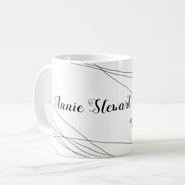 hennes namn handskriven med tunn kurvor på vit kaffemugg (Framsida vänster)
