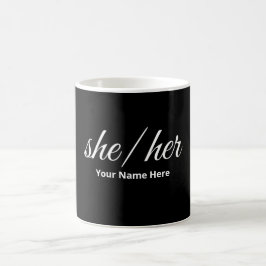 Hennes pronouns i skriptteckensnitt kaffemugg