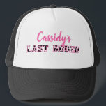 Hennes sista Rodeo Disco Cowgirl Bachelorette Part Keps<br><div class="desc">Vi firar att brudar ska vara med dessa disco cowgirl,  de bachelorette Party personlig hattats. De har roligtens slogan "LAST RODEO" i svart och vit ko som döljer brev med bridens namn ovan i rosa skriptbokstäver.</div>